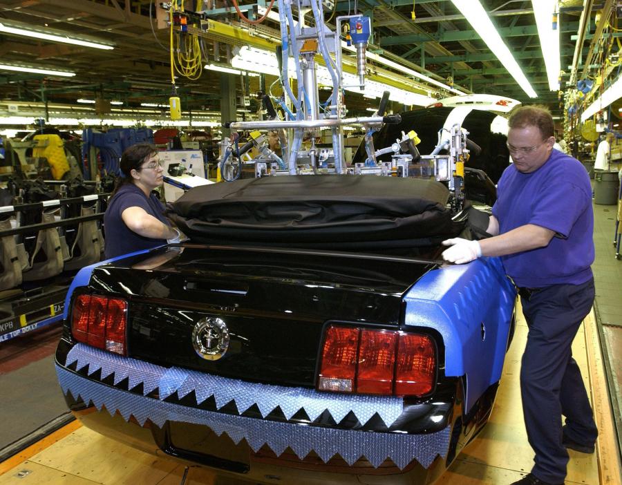  Ford Mustang GT Convertible 2005 года  (фото 3 из 44)